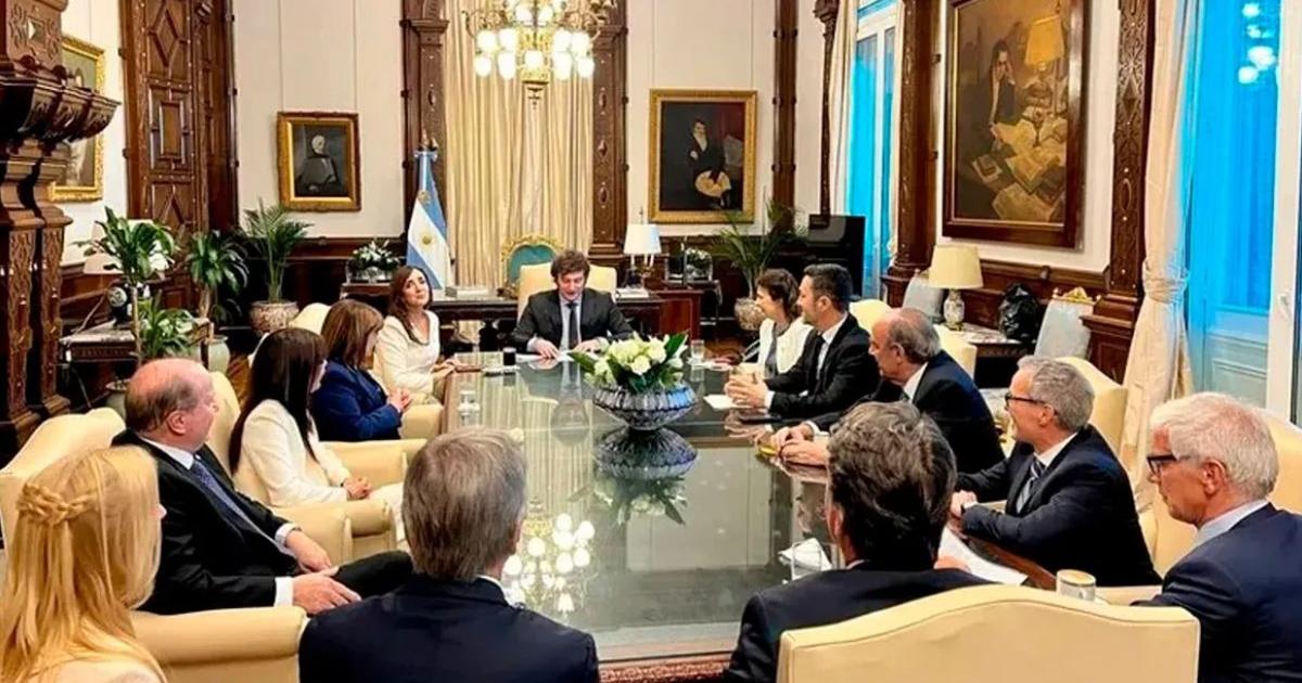 Milei lidera el encuentro con varios miembros del Gabinete que se desarrolla en el Salón Eva Perón (Imagen de archivo)