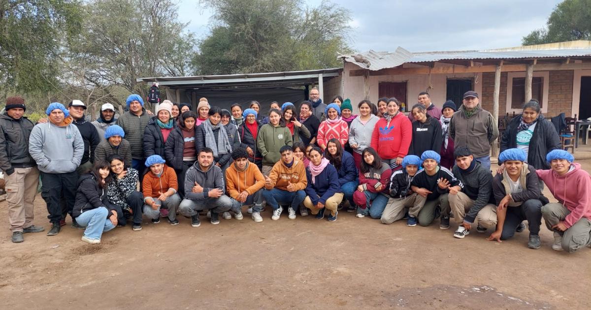 Capacitación en chacinados caprinos reunió a familias y estudiantes en Taboada