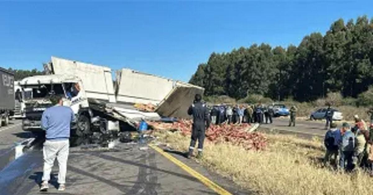 VIDEO- Volcoacute un camioacuten frigoriacutefico y los vecinos se llevaron toda la carne