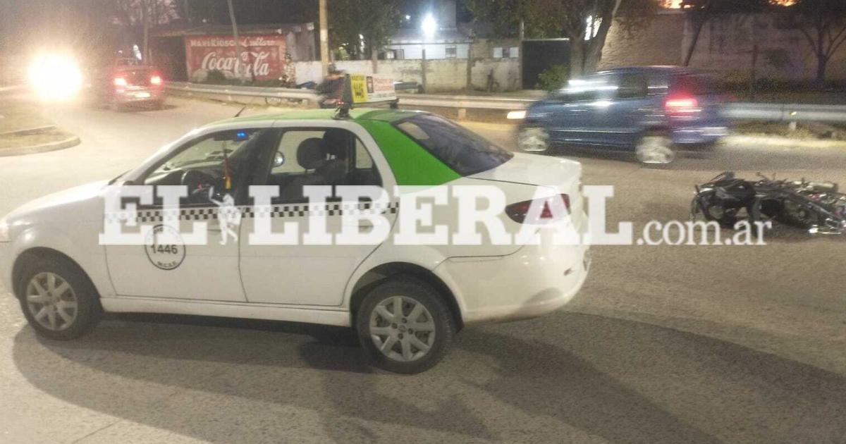 Violento choque entre un remis y una moto en la que iba una familia- un menor fue internado de urgencia