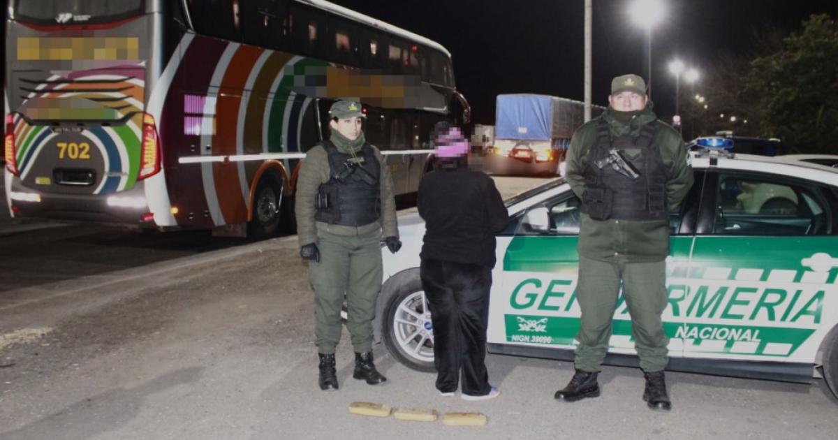Gendarmeriacutea detiene a una boliviana que viajaba con cocaiacutena adosada a su cuerpo hacia Buenos Aires