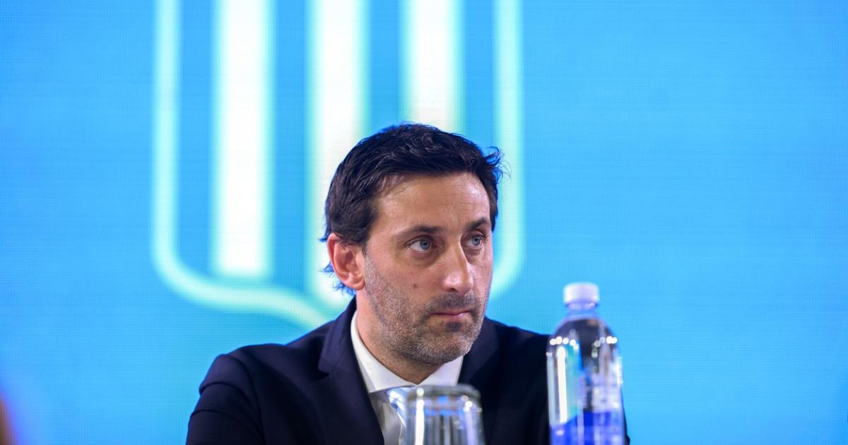 Milito rompioacute el silencio y cargoacute contra Jorge Brito el secretario general de River y de Gallardo dijo- Es su praacutectica habitual llamar a los jugadores