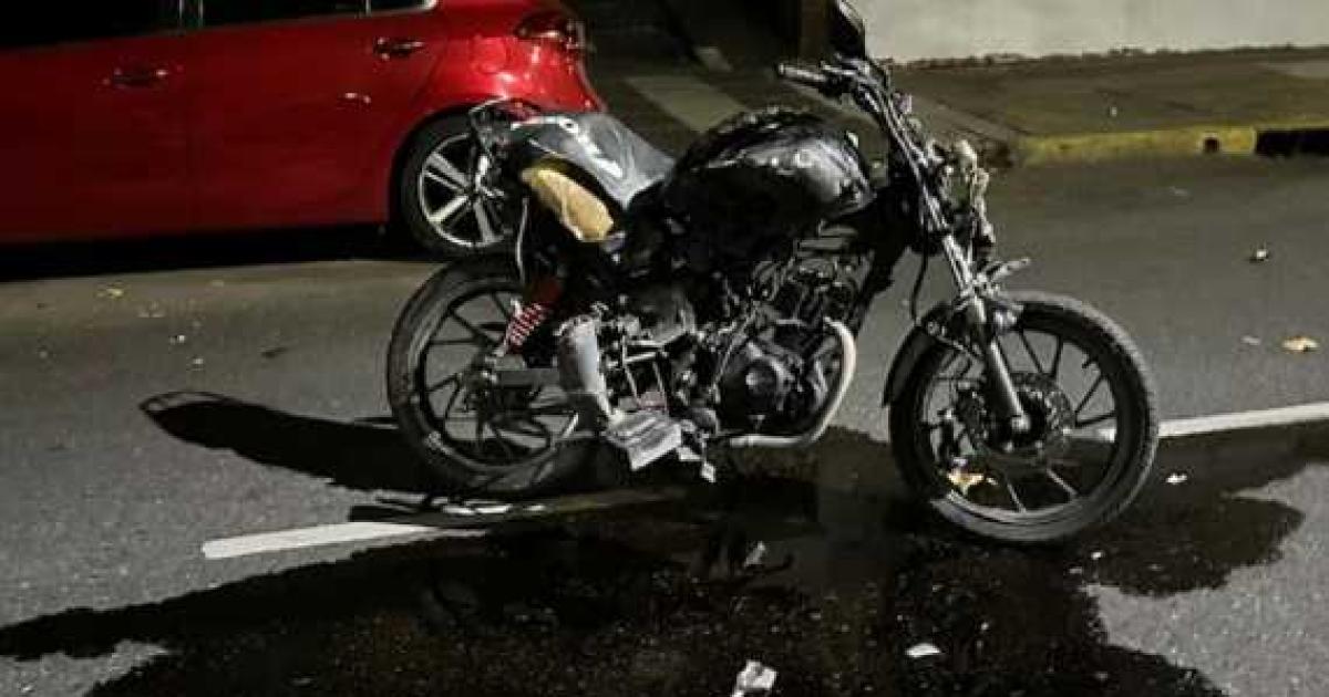 Un delincuente roboacute huyoacute atropelloacute y matoacute a un motociclista