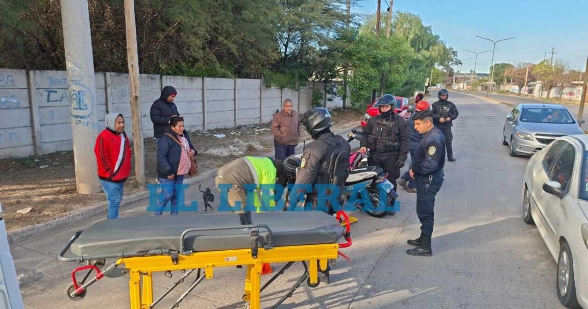 Una motociclista resultoacute herida tras chocar con un automoacutevil en el barrio San Martiacuten