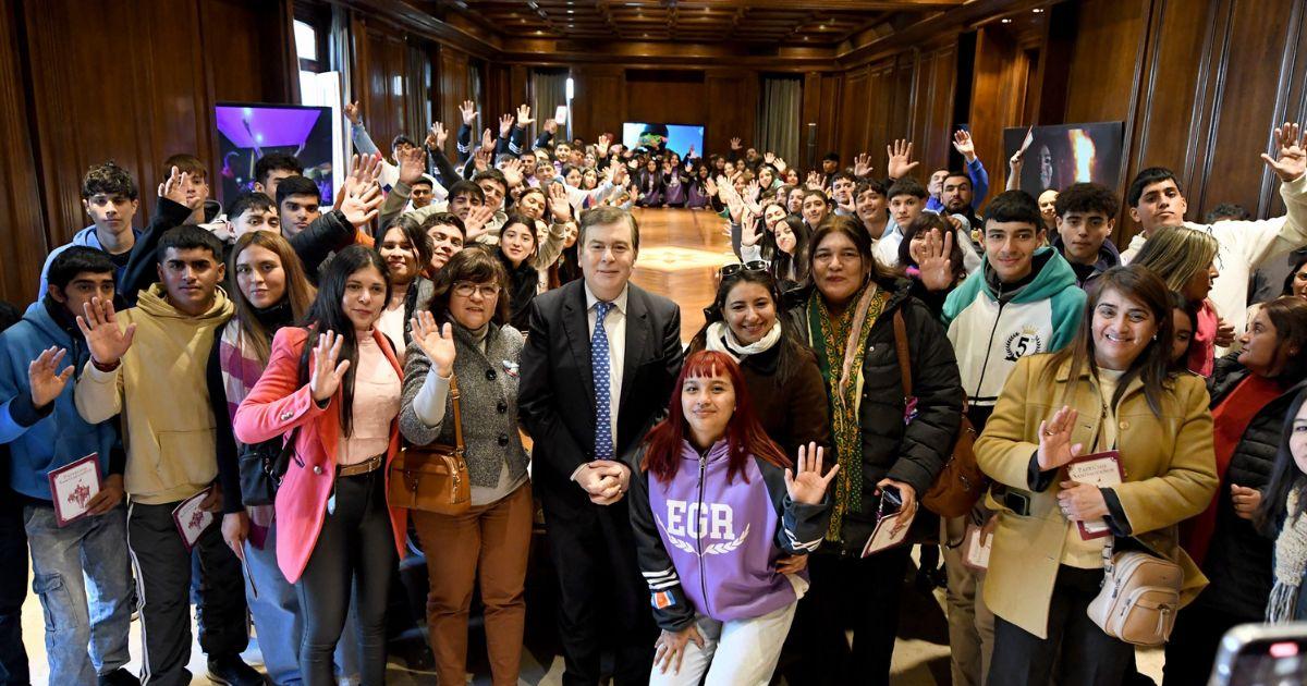 El gobernador Zamora recibioacute en Casa de Gobierno a alumnos de los departamentos Capital Banda San Martiacuten y Robles