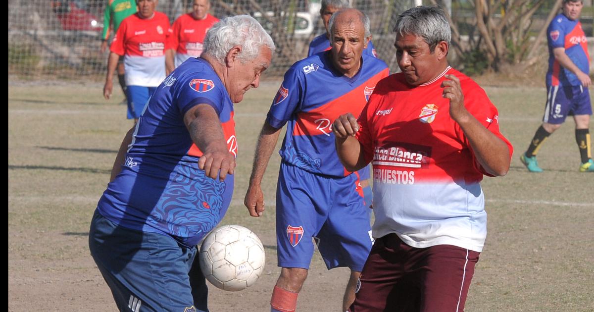 MOMENTO Los veteranos siguen jugando un torneo que entró en una etapa vibrante de la presente temporada 2025