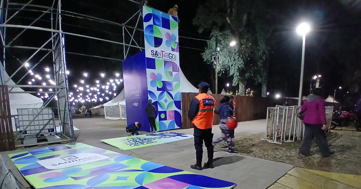FOTOS  El armado de la Feria Artesanal va tomando color y forma en la Madre de Ciudades
