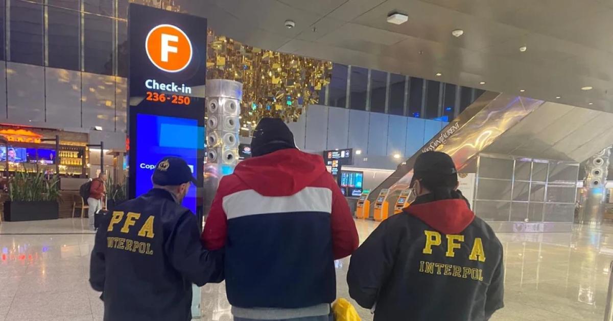 La Policiacutea Federal detuvo a un panamentildeo acusado de transferirse 11 millones de doacutelares de una fundacioacuten