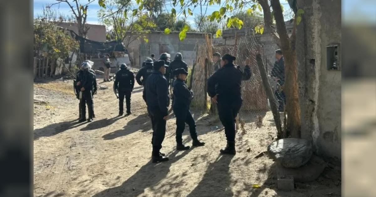 La Policía en una de las viviendas afectadas por el incendio (Foto- Gentileza El Ancasti)