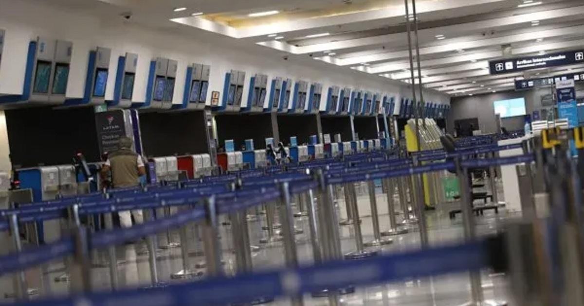 Sorpresivo paro de controladores podriacutea complicar los vuelos en vacaciones de invierno