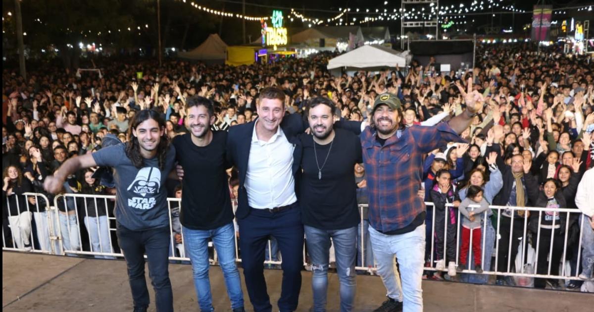 Quimiliacute cerroacute su 121ordm aniversario con un imponente festival