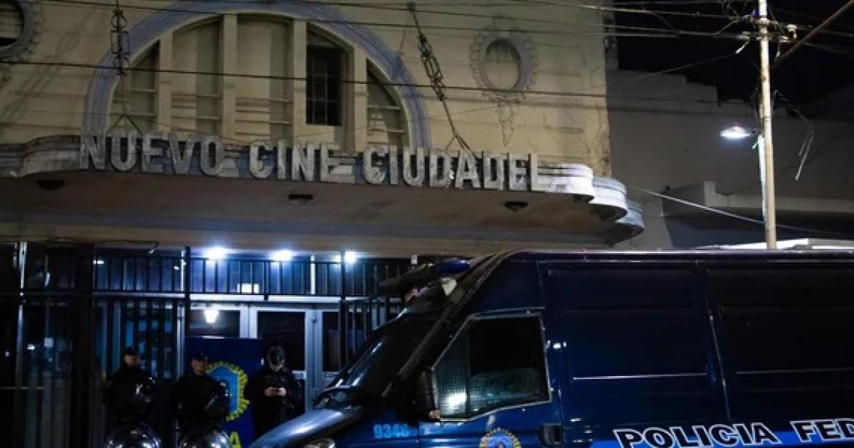 Allanaron un cine porno y detuvieron a los dueños por explotación sexual