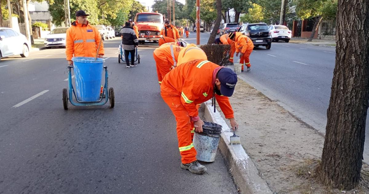 Operarios de la Municipalidad trabajaron para repintar la totalidad de platabanda de la Av Belgrano