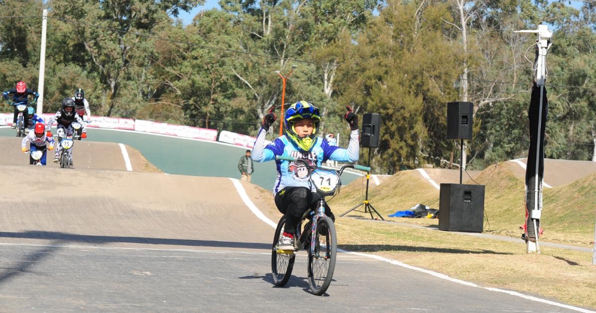 Santiago sumoacute podios en el Open
