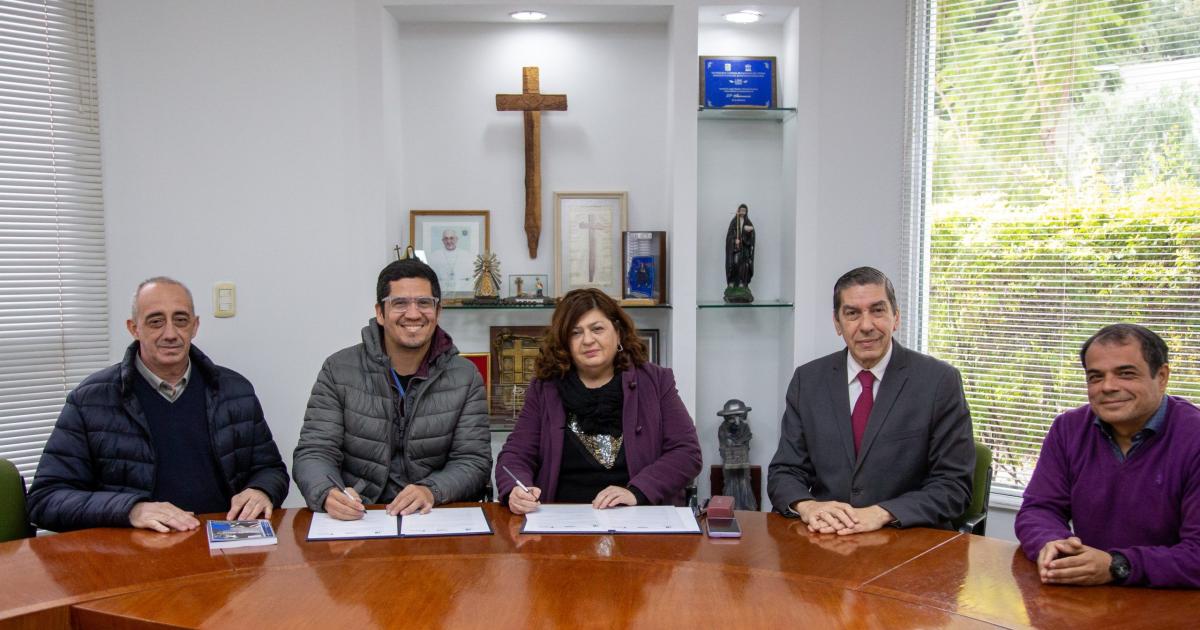 Representantes de la UCSE y de la entidad colegiada durante la forma que se realizó en la casa de altos estudios