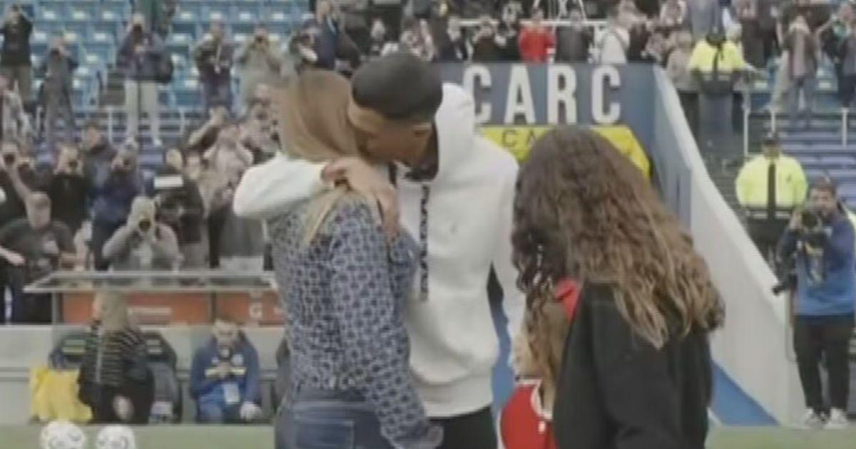 VIDEO El llanto de Di Mariacutea al pisar la cancha de Rosario Central junto a su familia- Mi casa es un equipo