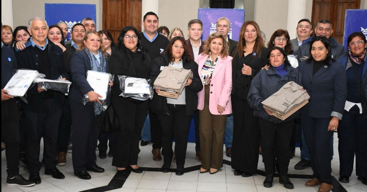 Norma Fuentes entregó uniformes