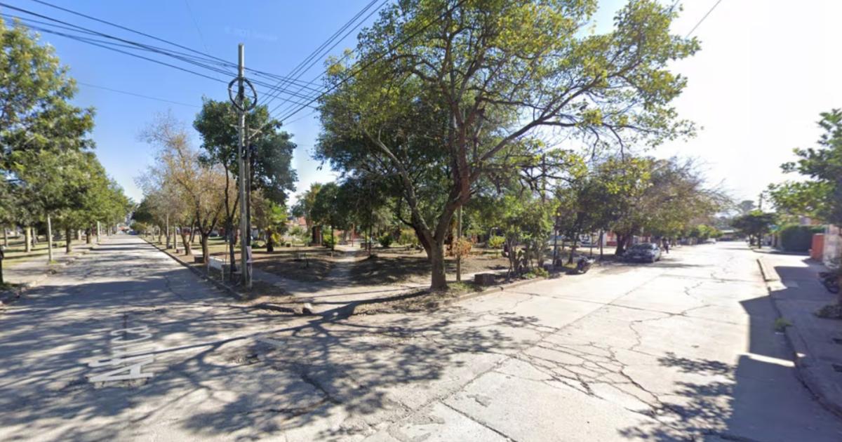 Un adolescente golpeó tiró al piso y apuñaló a una compañera de colegio  (Foto- Google Street View)