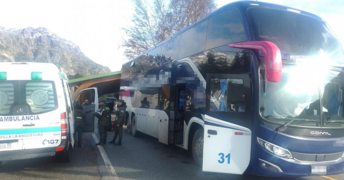 El milagro de la vida- gendarmes ayudan a una mujer a dar a luz en un oacutemnibus y con bajas temperaturas