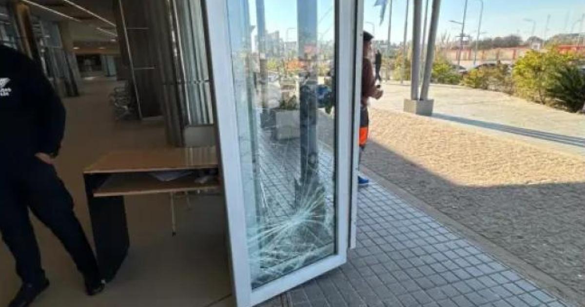 Destrozos en el CIS Termas