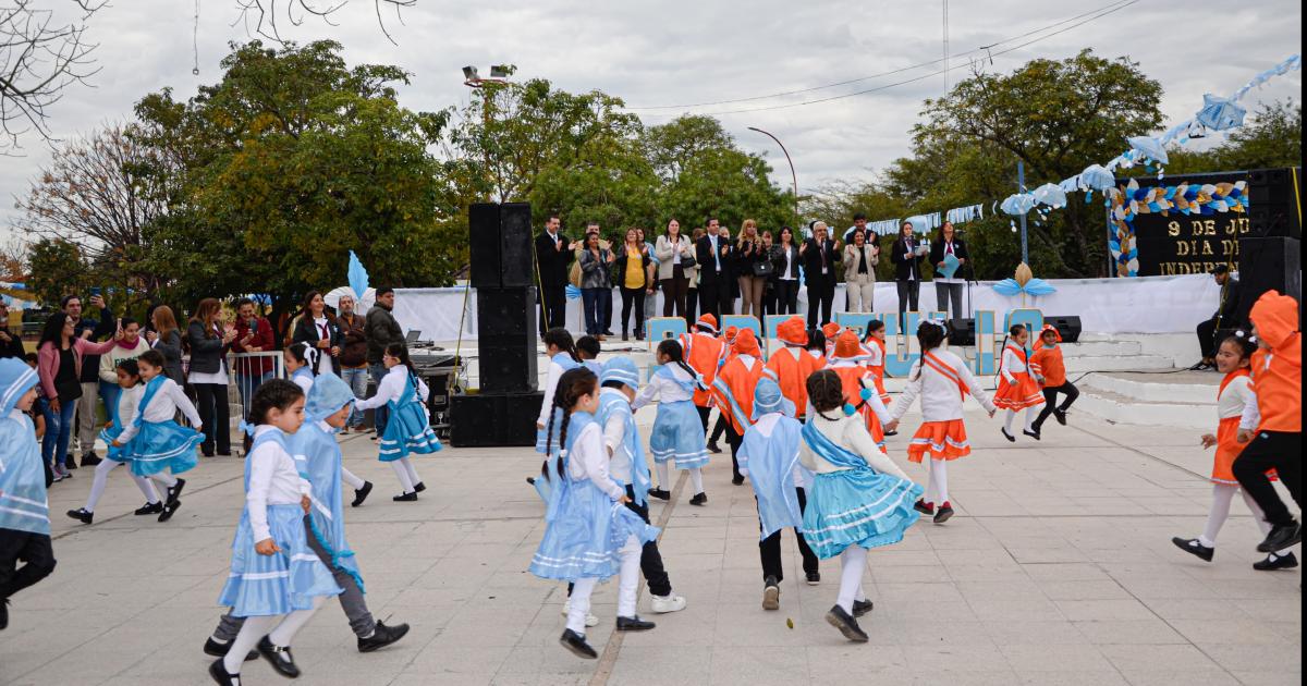 Clodomira realizoacute un colorido acto por el Diacutea de la Independencia