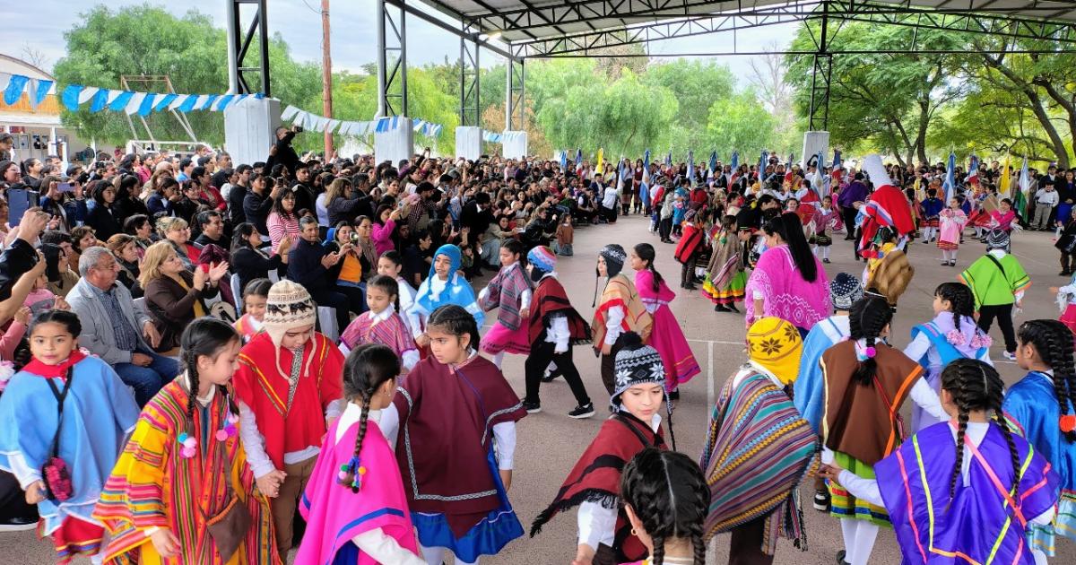 Fernaacutendez celebroacute el Diacutea de la Independencia en el Colegio Madre Tierra