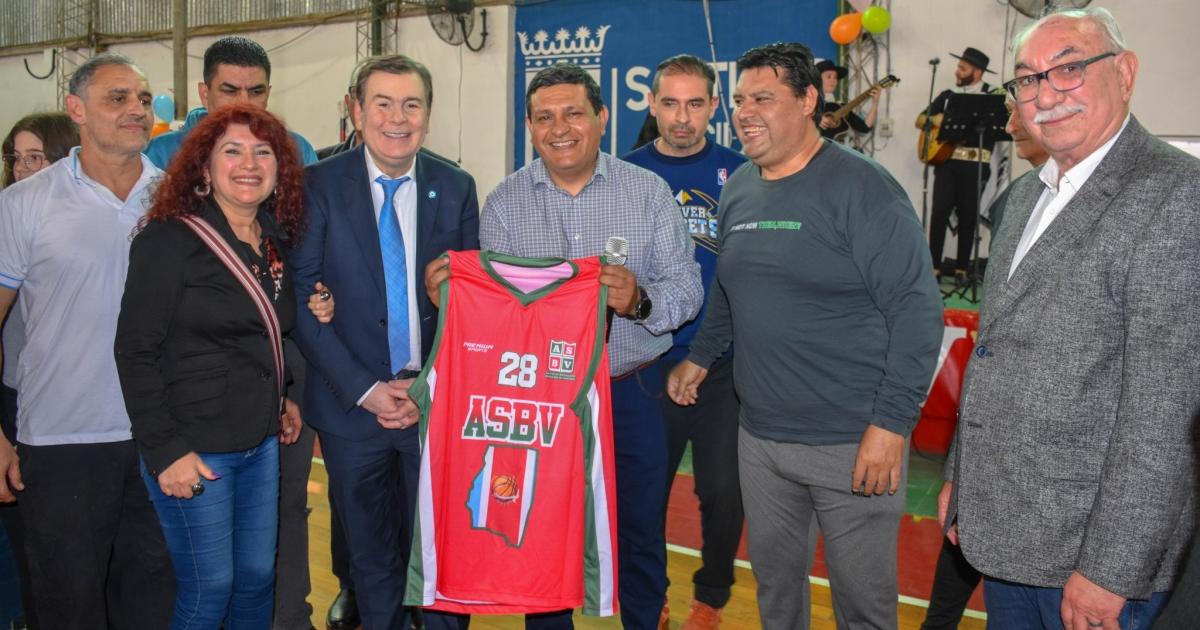 El gobernador visitoacute la Asociacioacuten de Veteranos