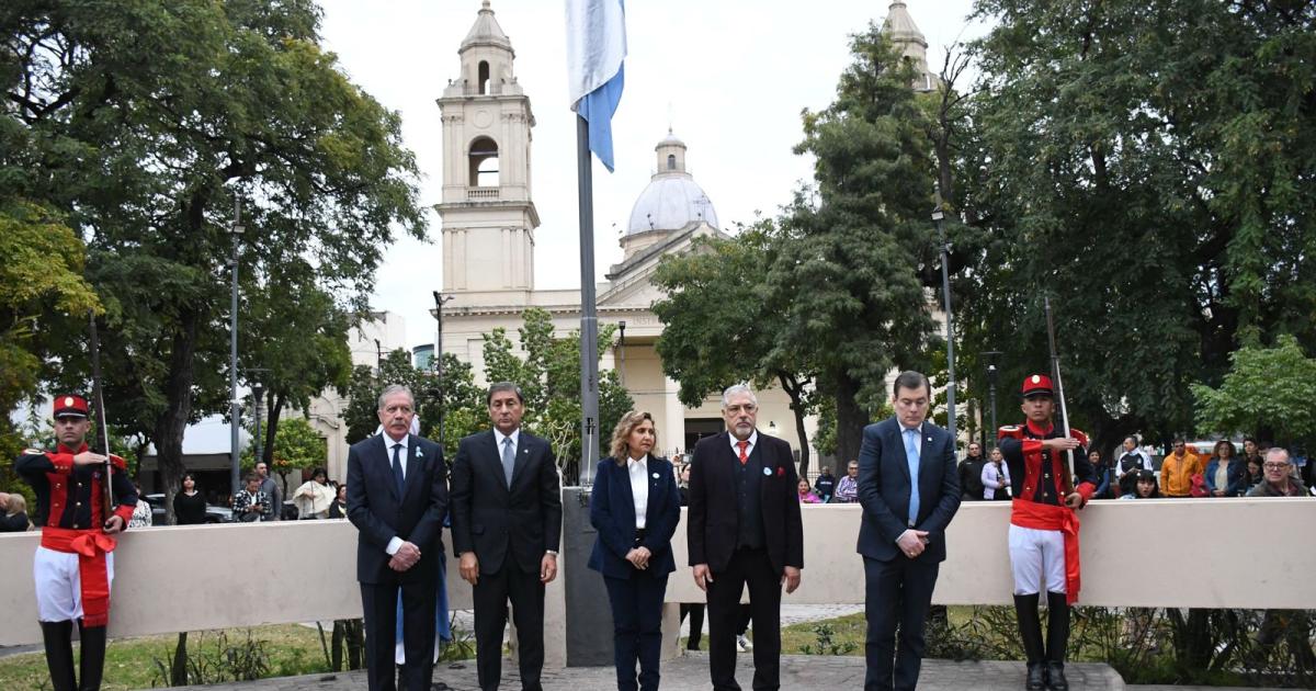 SÍMBOLOS Izamiento de la bandera de ceremonias en la plaza Libertad