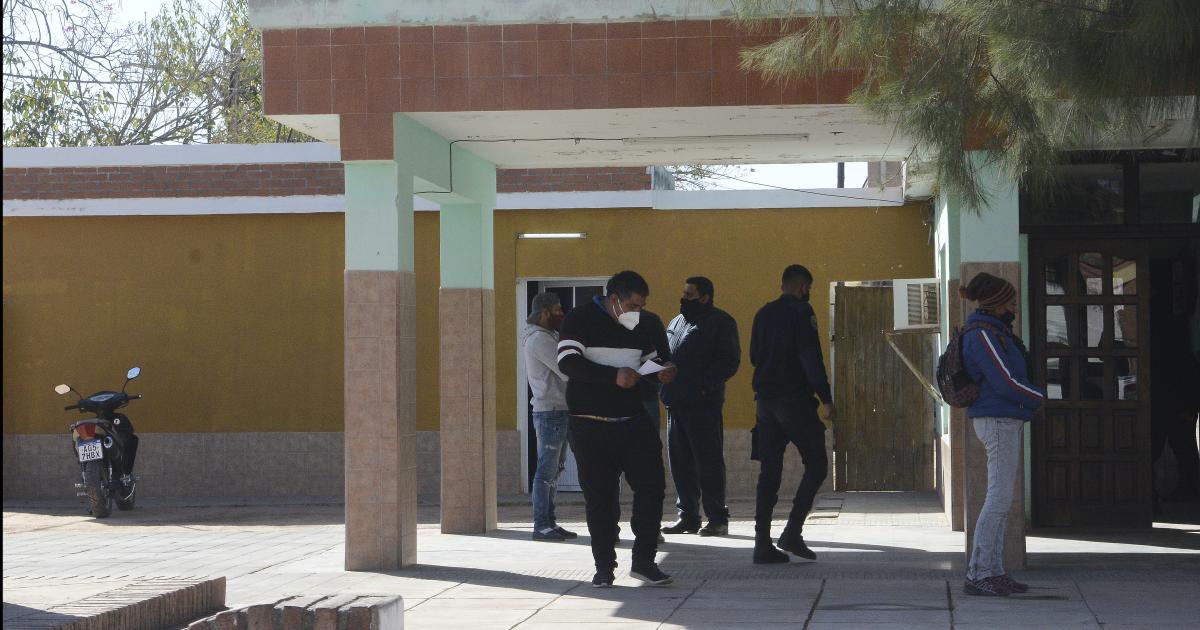 PROCESIÓN- La seccional 18 de Campo Gallo aglutinaba anoche el peregrinar de familiares de los sospechosos Mientras los voceros adelantaron que hay ms allanamientos en carpeta