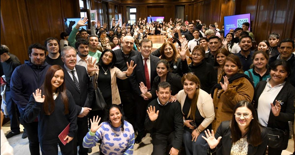 El Gobernador instó a los jóvenes a superarse cada día para construir entre todos un mejor futuro
