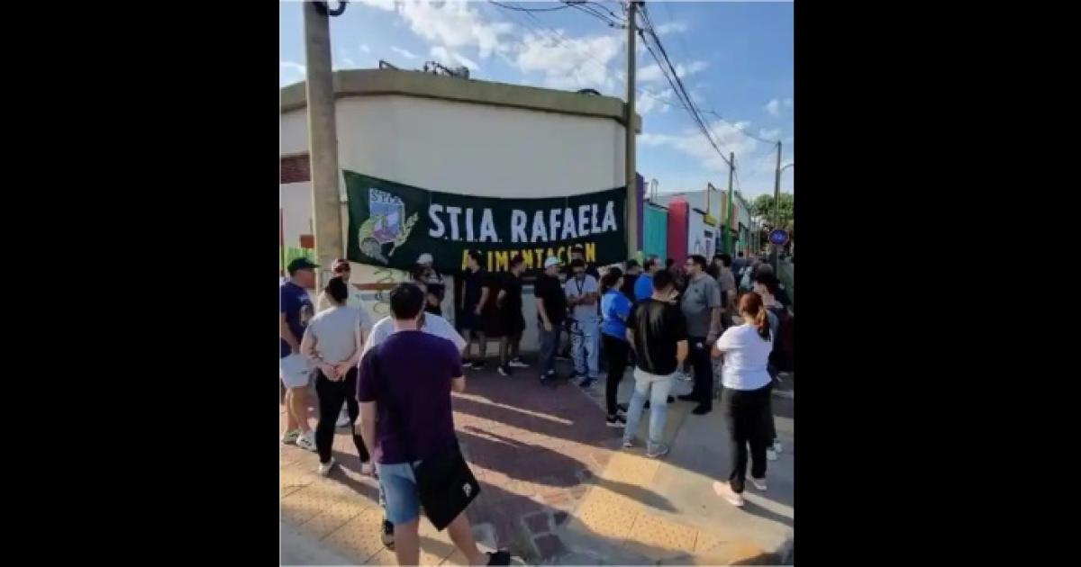 Faacutebrica de caramelos suspendioacute a 60 empleados por la baja en sus ventas