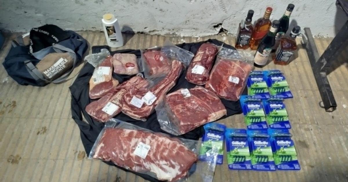 Quiso llevarse ms de 10 kilos de carne whisky y afeitadoras y terminó detenido