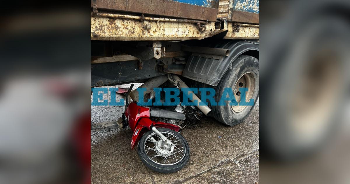 La moto terminó abajo del camión
