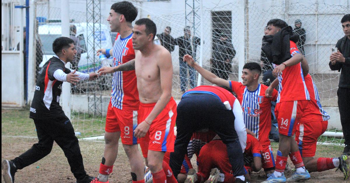 Unioacuten Santiago supo sufrir para gozar remontoacute la serie y gritoacute iexcltricampeoacuten