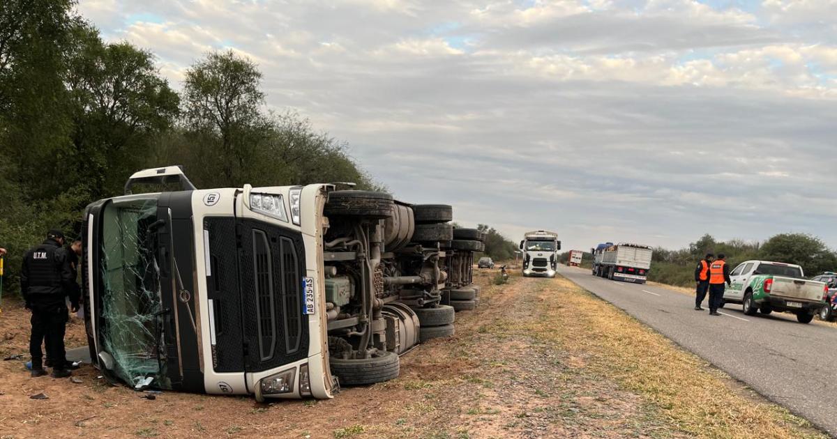 FOTOS Violento vuelco de un camión sobre Ruta 16- transportaba ms de 50 animales