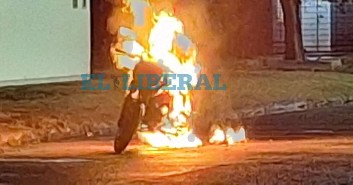 La moto envuelta en llamas