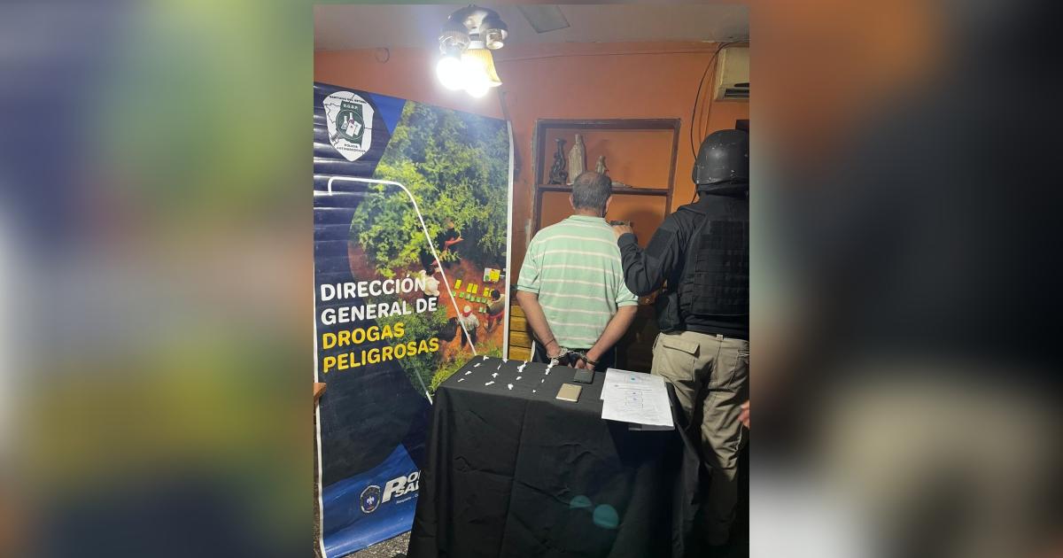 Detienen a un dealer de 56 antildeos y le incautaron 16 dosis de cocaiacutena fraccionadas para la venta