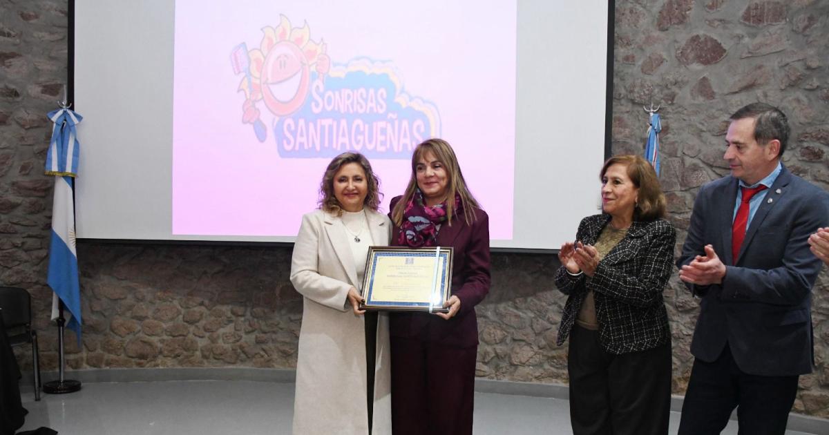  Fuentes participoacute del acto por los 20 antildeos del programa provincial Sonrisas Santiaguentildeas