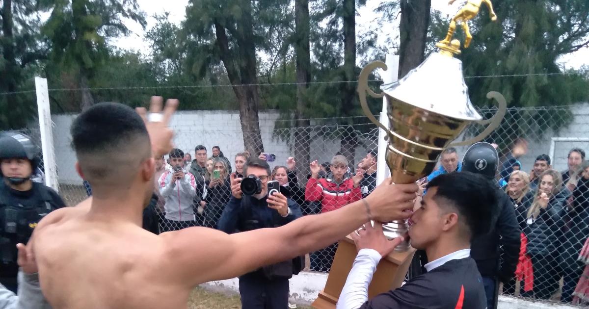 Unioacuten Santiago es el tricampeoacuten del fuacutetbol santiaguentildeo