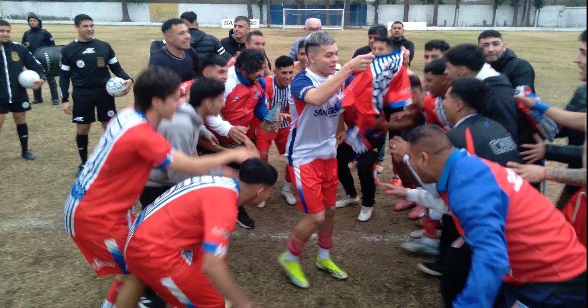 Unioacuten Santiago es el tricampeoacuten del fuacutetbol santiaguentildeo