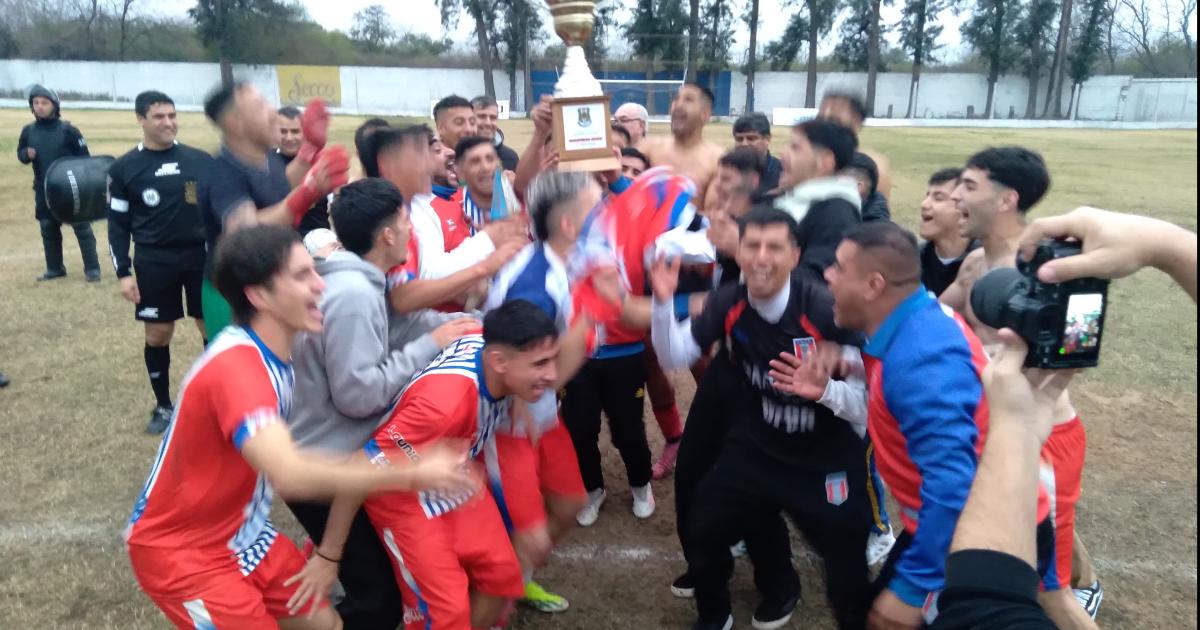 Unioacuten Santiago es el tricampeoacuten del fuacutetbol santiaguentildeo