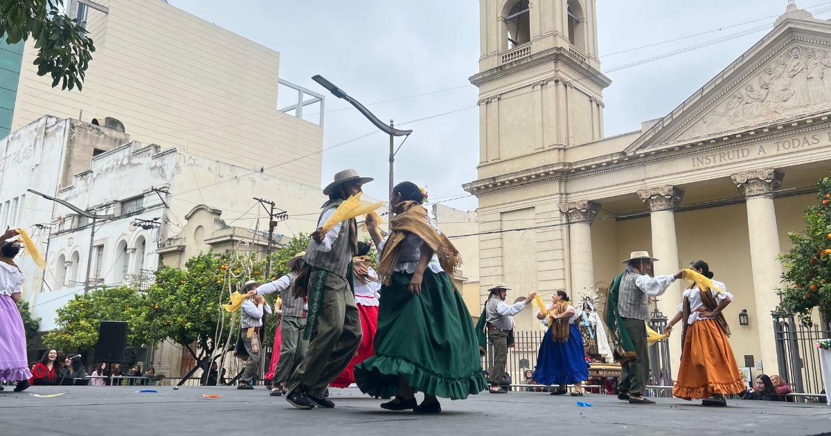 Bailarines deleitaron al pblico en plaza Libertad