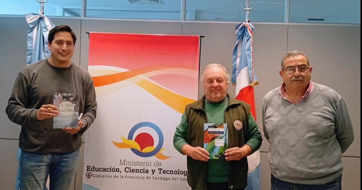 El escritor Alver Metalli estuvo en la Subsecretaría de Educación