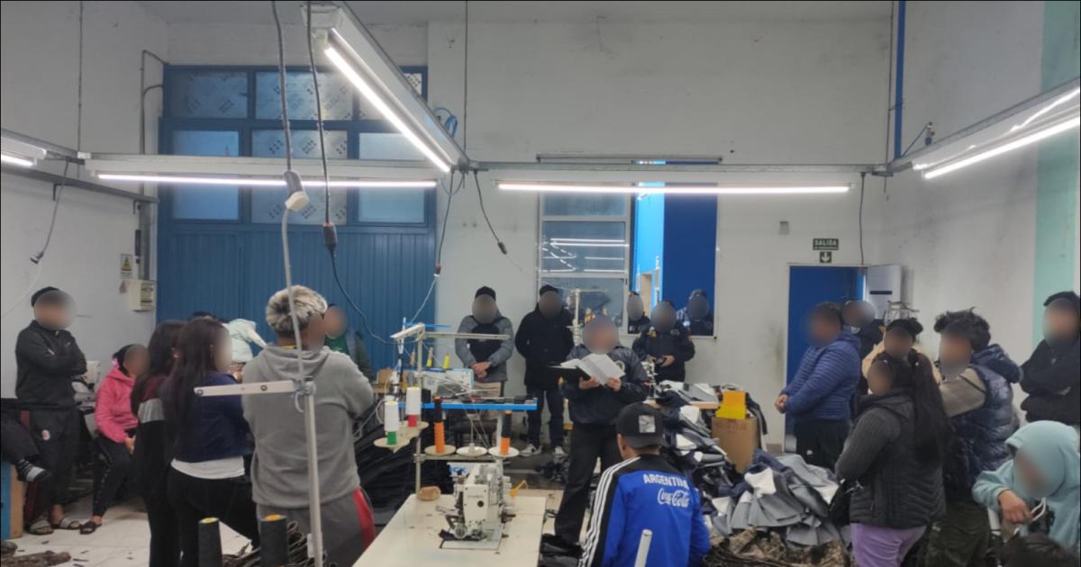 Rescatan a 74 personas entre ellas 15 menores viacutectimas de trata laboral en un taller clandestino