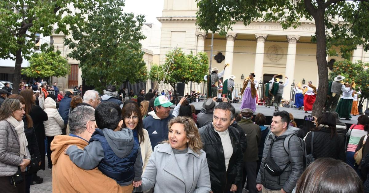 Norma Fuentes participoacute del homenaje de las Viacutergenes de Ameacuterica a Nuestra Sentildeora del Carmen