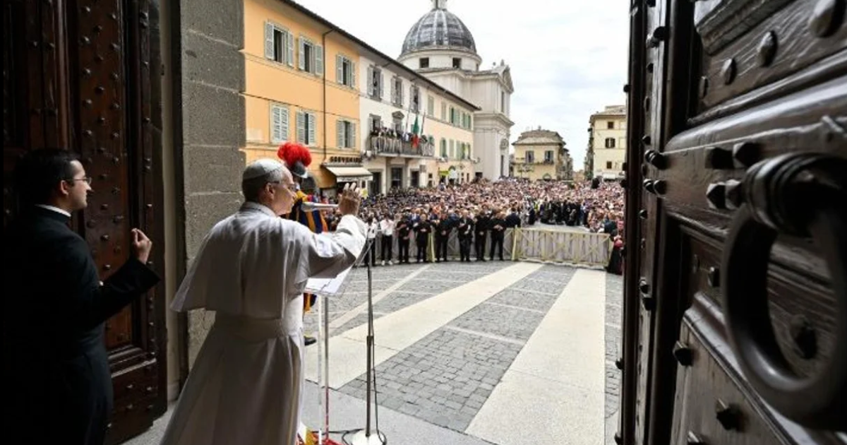 El pontífice se dirigió a una multitud congregada en la plaza de la Libertad