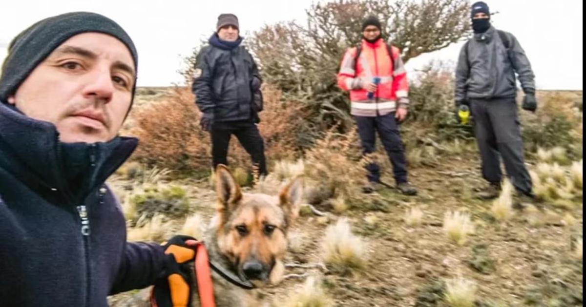 Los rescatistas contaron con la colaboración de la perra Kenia para que el rescate fuera exitoso (Foto- Policía Santa Cruz)