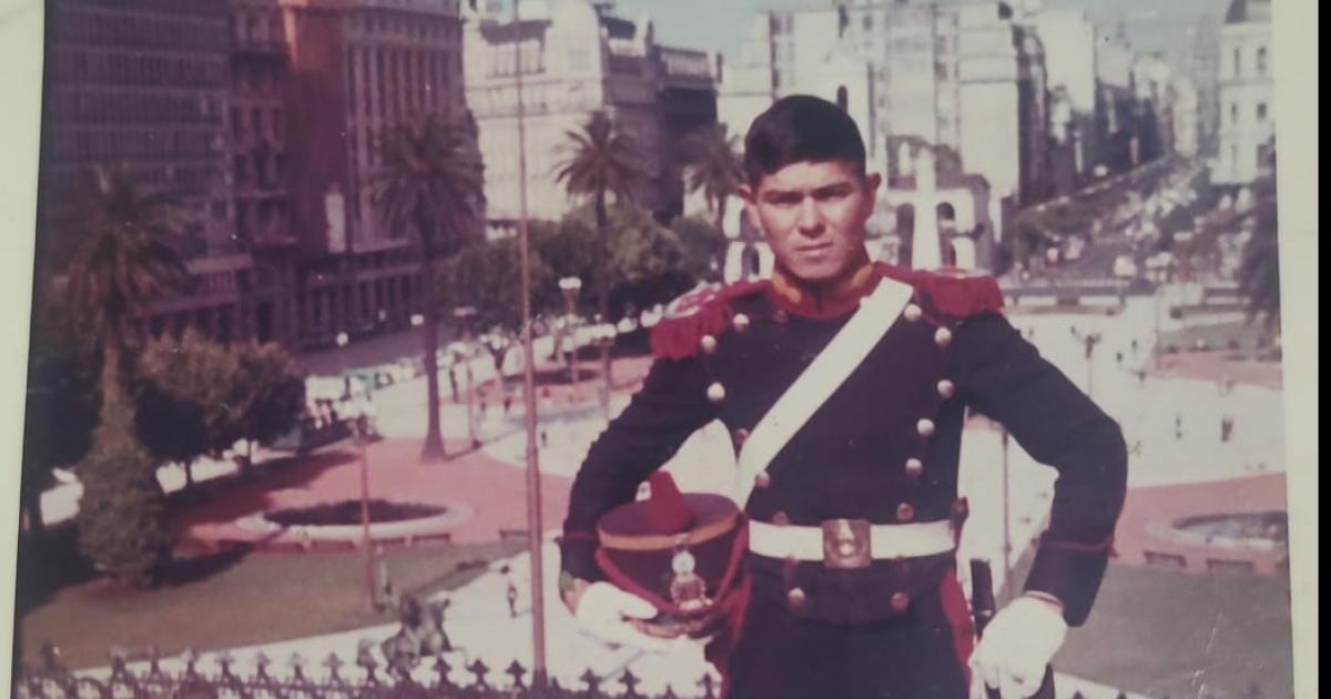 Jorge Serrano el granadero loretano que encendioacute la laacutempara votiva del monumento de Aguirre en 1969