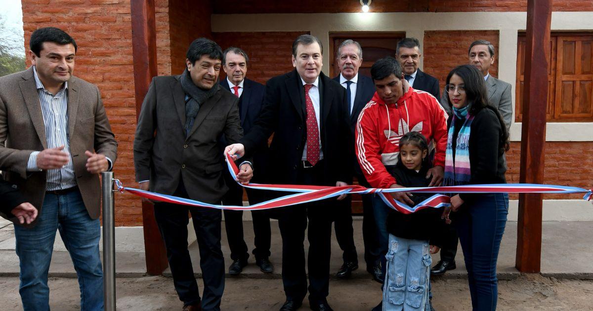 El mandatario santiagueño inauguró obras y viviendas en Remes