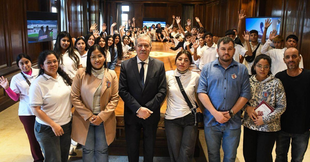 El jefe de Gabinete recibioacute en Casa de Gobierno la visita de alumnos de la ciudad de Tintina